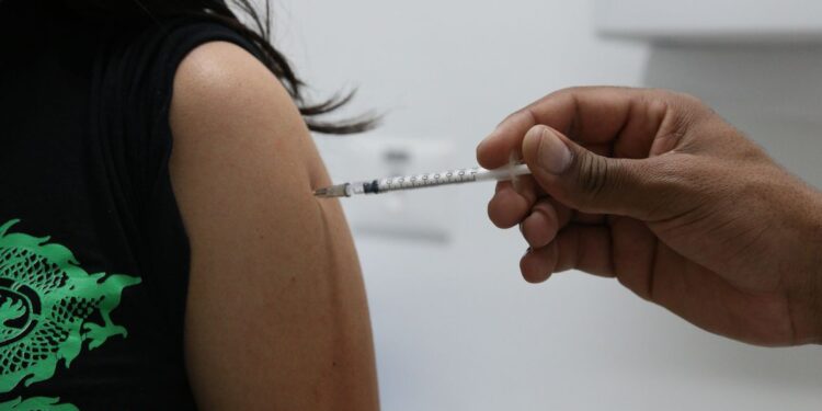 Covid-19: média de mortes diárias está acima de 200 há cinco semanas