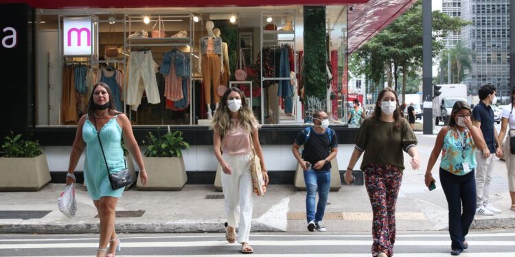 Brasil registra 6,2 mil novos casos e 122 óbitos por covid-19