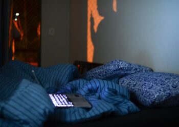 Acordar na madrugada para comer pode ser distúrbio de sono, diz médica