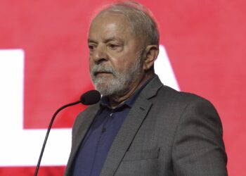 Candidato Lula defende função social de bancos públicos em segundo dia de campanha