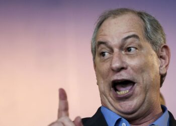 Ciro fala de programa de renda mínima em segundo dia de campanha