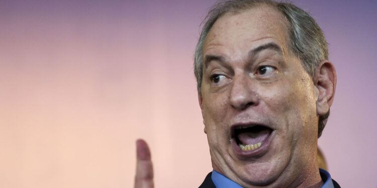 Ciro fala de programa de renda mínima em segundo dia de campanha