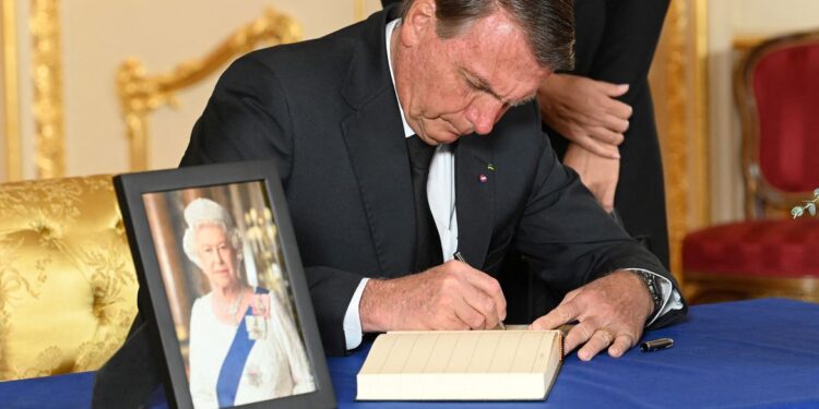 Presidente visita caixão da Rainha Elisabeth e presta condolências