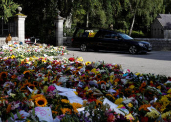 Com flores e bandeira, corpo de Elizabeth 2ª deixa Balmoral em direção a Edimburgo