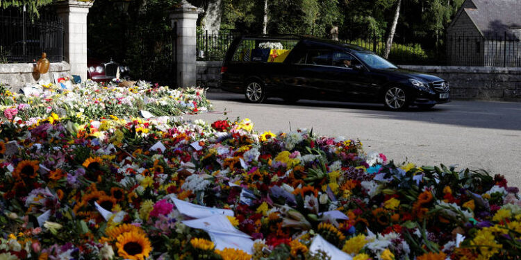 Com flores e bandeira, corpo de Elizabeth 2ª deixa Balmoral em direção a Edimburgo