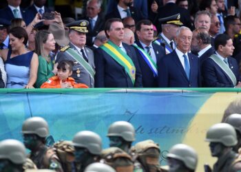 Bolsonaro exibe militares, sem a presença de outros Poderes
