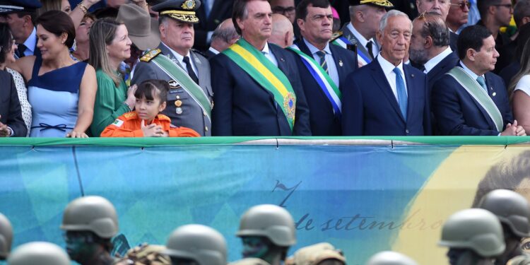Bolsonaro exibe militares, sem a presença de outros Poderes