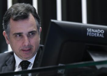 Presidente do Senado reúne líderes para viabilizar piso da enfermagem