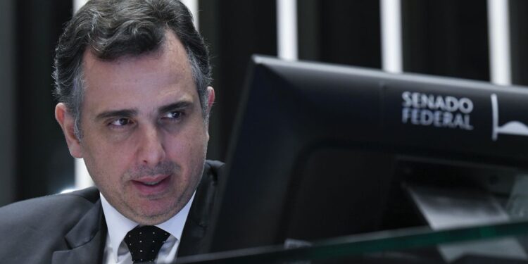 Presidente do Senado reúne líderes para viabilizar piso da enfermagem