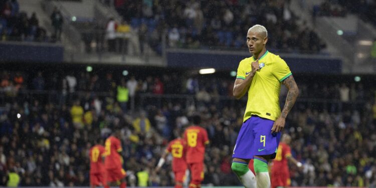Brasil vence Gana em penúltimo amistoso antes da Copa