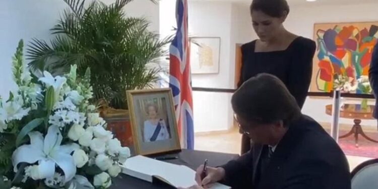 Bolsonaro assina livro de condolências pela morte da rainha Elizabeth