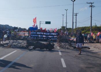 Manifestantes fazem concentração na CE-040
