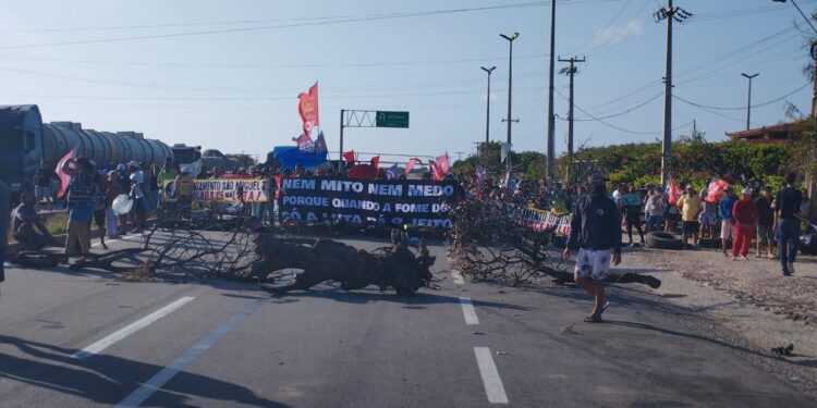 Manifestantes fazem concentração na CE-040