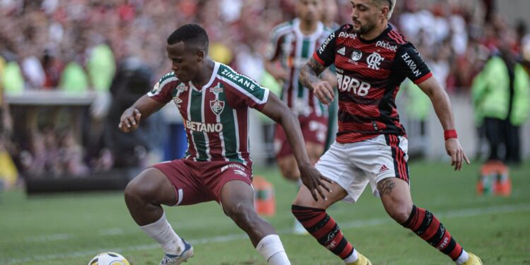 Fluminense vence o Flamengo em clássico quente e com expulsões no fim