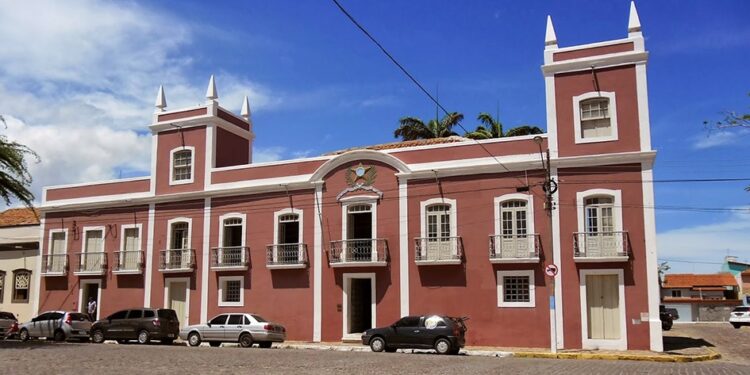 Após pedido negado pela Presidência da Câmara Municipal, Prefeitura do Aracati reapresenta PL que valoriza os servidores da educação