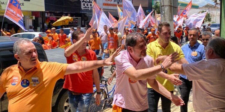 Em Aracati, Cid Gomes participa de atividade de campanha em apoio a Eduardo e Guilherme Bismarck