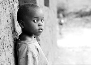 Pobreza infantil bate recorde no Brasil em 2021