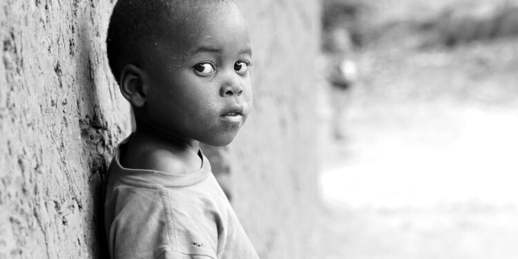 Pobreza infantil bate recorde no Brasil em 2021