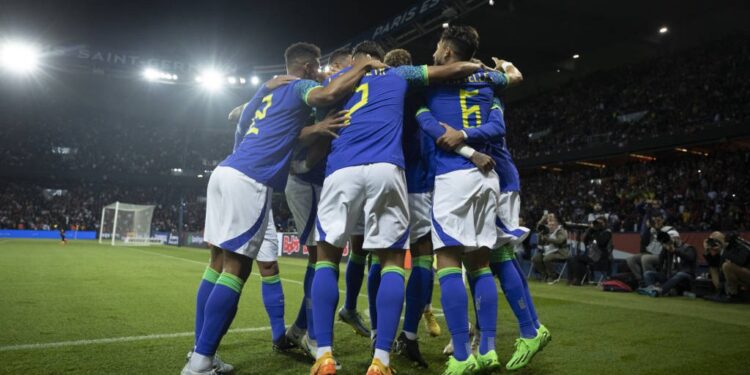 Brasil fecha preparação em jogo tenso, com cara de Copa, e goleia Tunísia