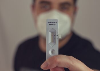 Brasil volta a registrar queda nas médias de mortos e contaminados por Covid