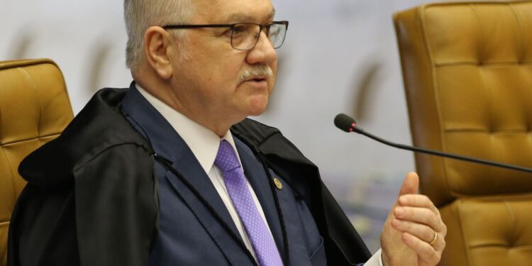 Fachin alega risco de violência eleitoral e suspende decretos de armas de Bolsonaro