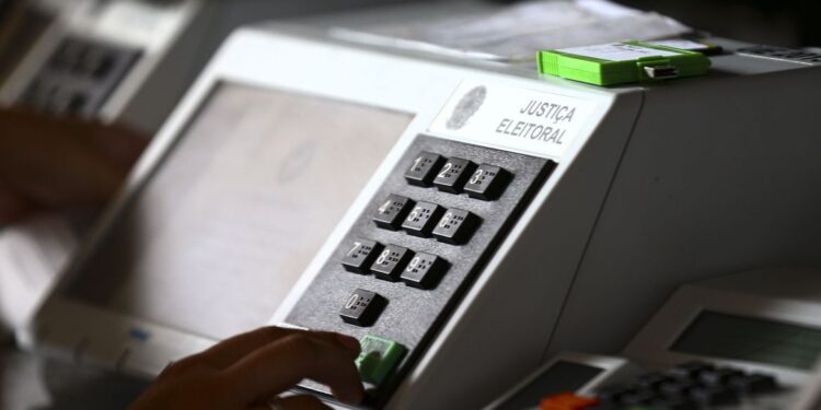 Presidente do TSE apresenta sala de totalização de votos