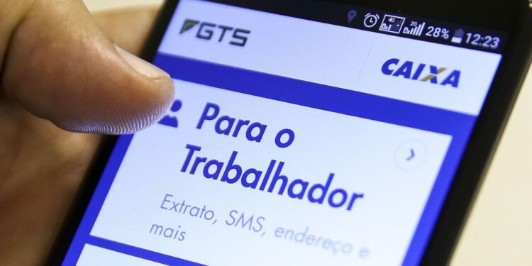Aposentado que trabalha pode sacar FGTS; saiba como