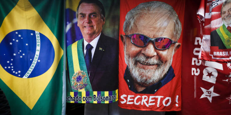 ‘Podia ter uma eleição a cada 15 dias’, diz vendedor de toalhas de Lula e Bolsonaro