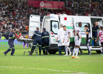 Jogador do Ceará deixa o Mineirão de ambulância após bolada