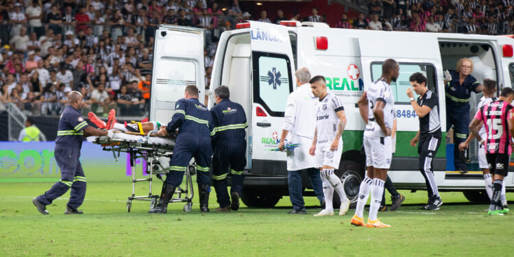 Jogador do Ceará deixa o Mineirão de ambulância após bolada