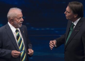 Lula e Bolsonaro trocam acusações sobre corrupção e disputam economia em debate truncado