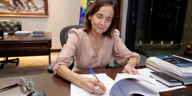 Izolda envia mensagem à Assembleia Legislativa que garante a gratuidade do transporte coletivo para dia da votação