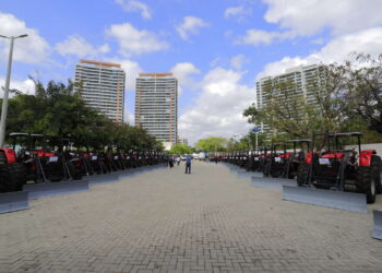 Governadora Izolda Cela entrega segundo lote de tratores para apoiar atividade rural no Ceará