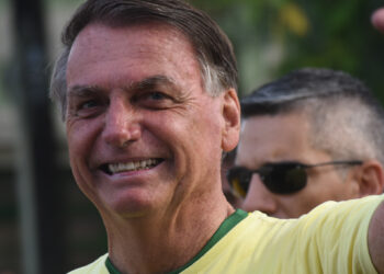 Bolsonaro acorda, chega ao Planalto e mantém silêncio sobre derrota para Lula