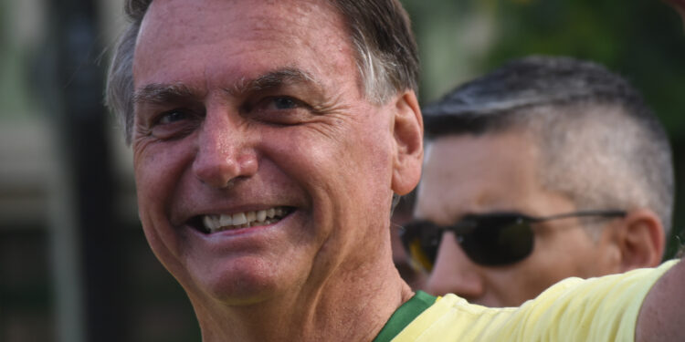 Bolsonaro acorda, chega ao Planalto e mantém silêncio sobre derrota para Lula