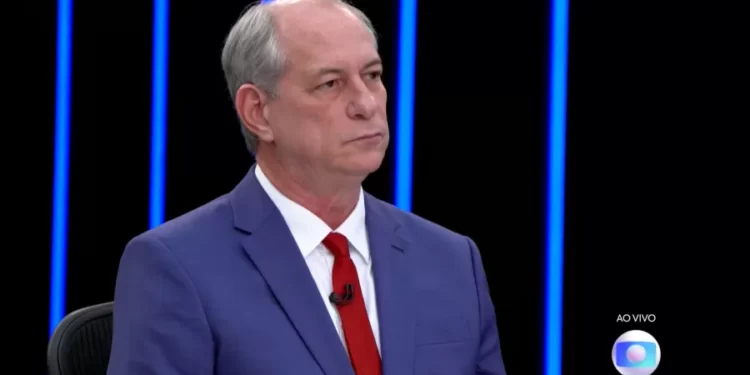 Ciro acompanha PDT e anuncia apoio a Lula no 2º turno