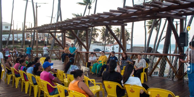 Prefeitura do Aracati e Sebrae se reúnem com empreendedores da praia de Lagoa do Mato