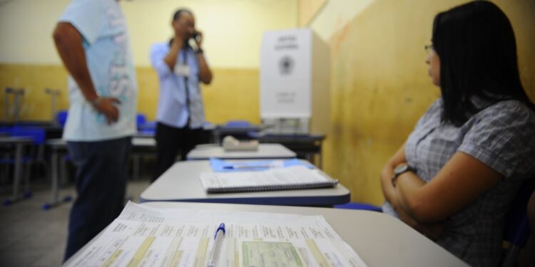 O que fazem os mesários durante o processo de votação?
