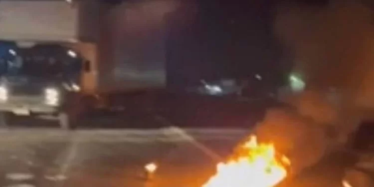 Caminhoneiros queimam pneus e bloqueiam pista no oeste da Bahia