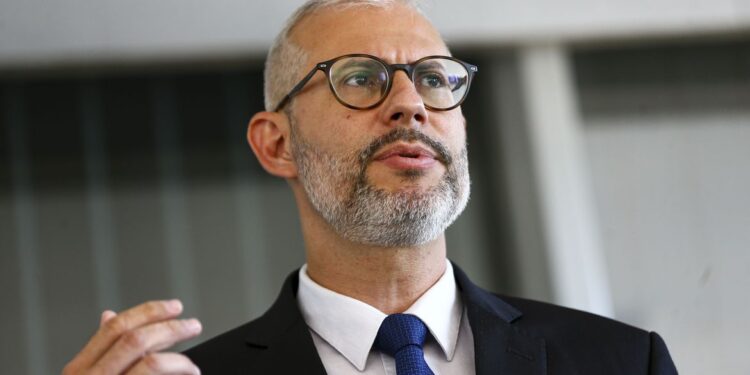 Limite de recursos para universidades é temporário, diz ministro