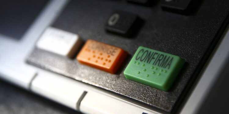 Votação neste domingo segue horário de Brasília em todo o país