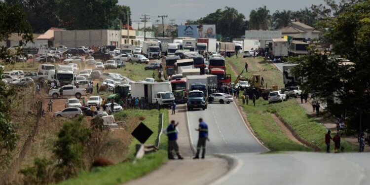 Bloqueio de rodovias coloca produção de mais de 1 milhão de doses de vacina da gripe em risco