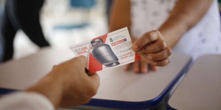 Governo do Ceará começa a entrega de mais 200 mil Vale Gás aos 184 municípios