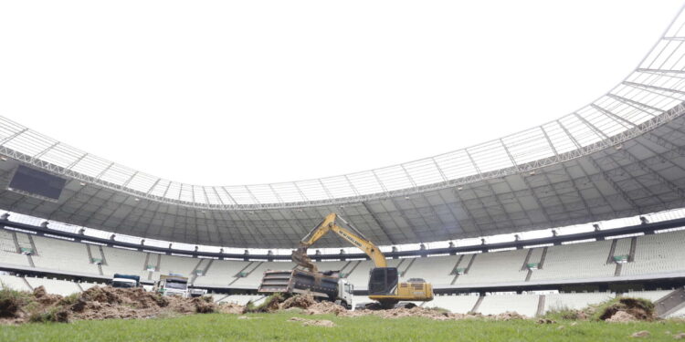 Governo do Ceará inicia troca do gramado na Arena Castelão