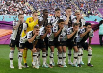 Japão surpreende e vence Alemanha em jogo marcado por protesto contra Fifa