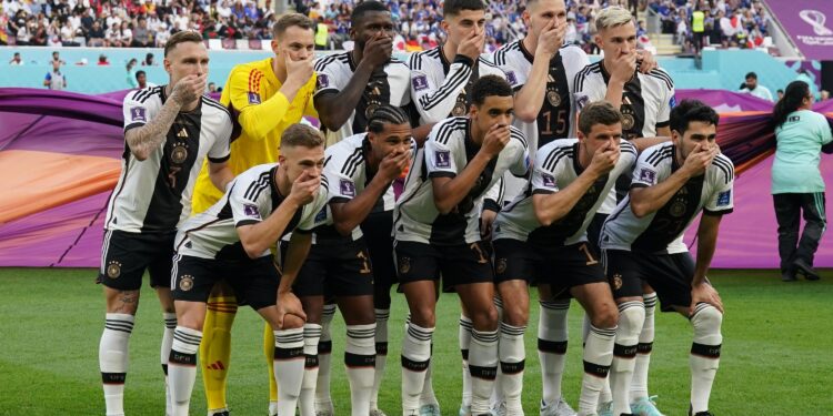 Japão surpreende e vence Alemanha em jogo marcado por protesto contra Fifa