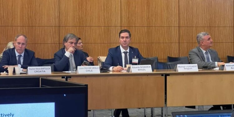 Deputado federal Eduardo Bismarck representa o Brasil em Paris e discursa sobre Inteligência Artificial na OCDE