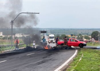 PRF diz que trabalha para liberar todas as rodovias até esta terça-feira