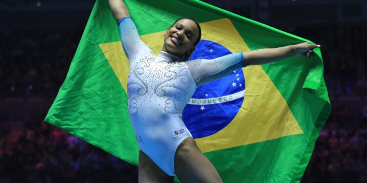 Rebeca Andrade conquista ouro inédito e é campeã mundial de ginástica