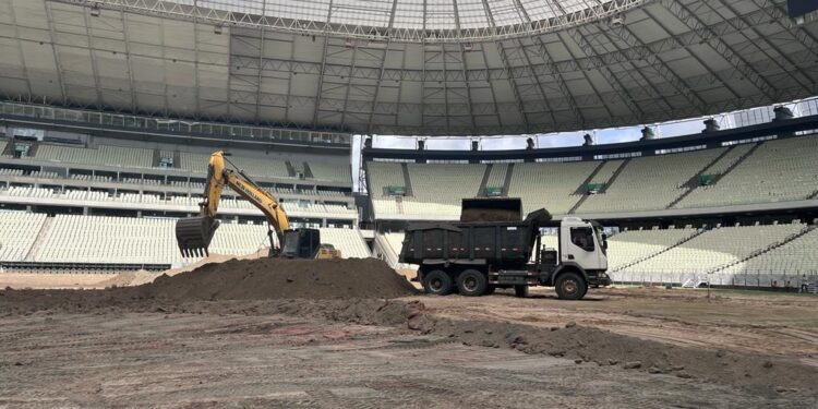 Arena Castelão segue com os trabalhos da troca do gramado